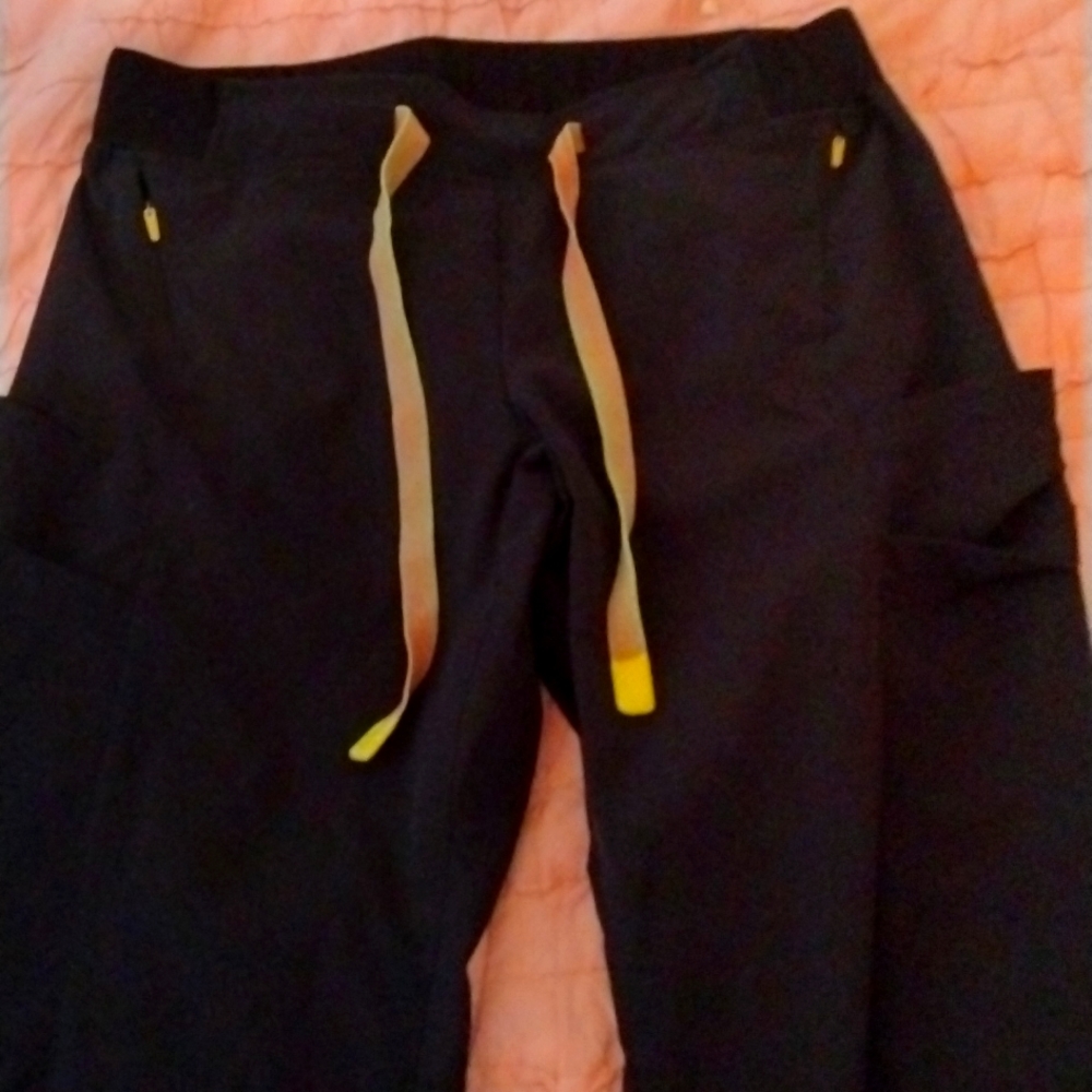 Med cargo style scrub pants excellent condition